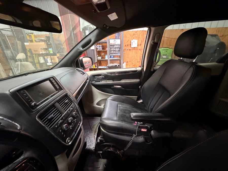 White Dodge Grand Caravan image number 3