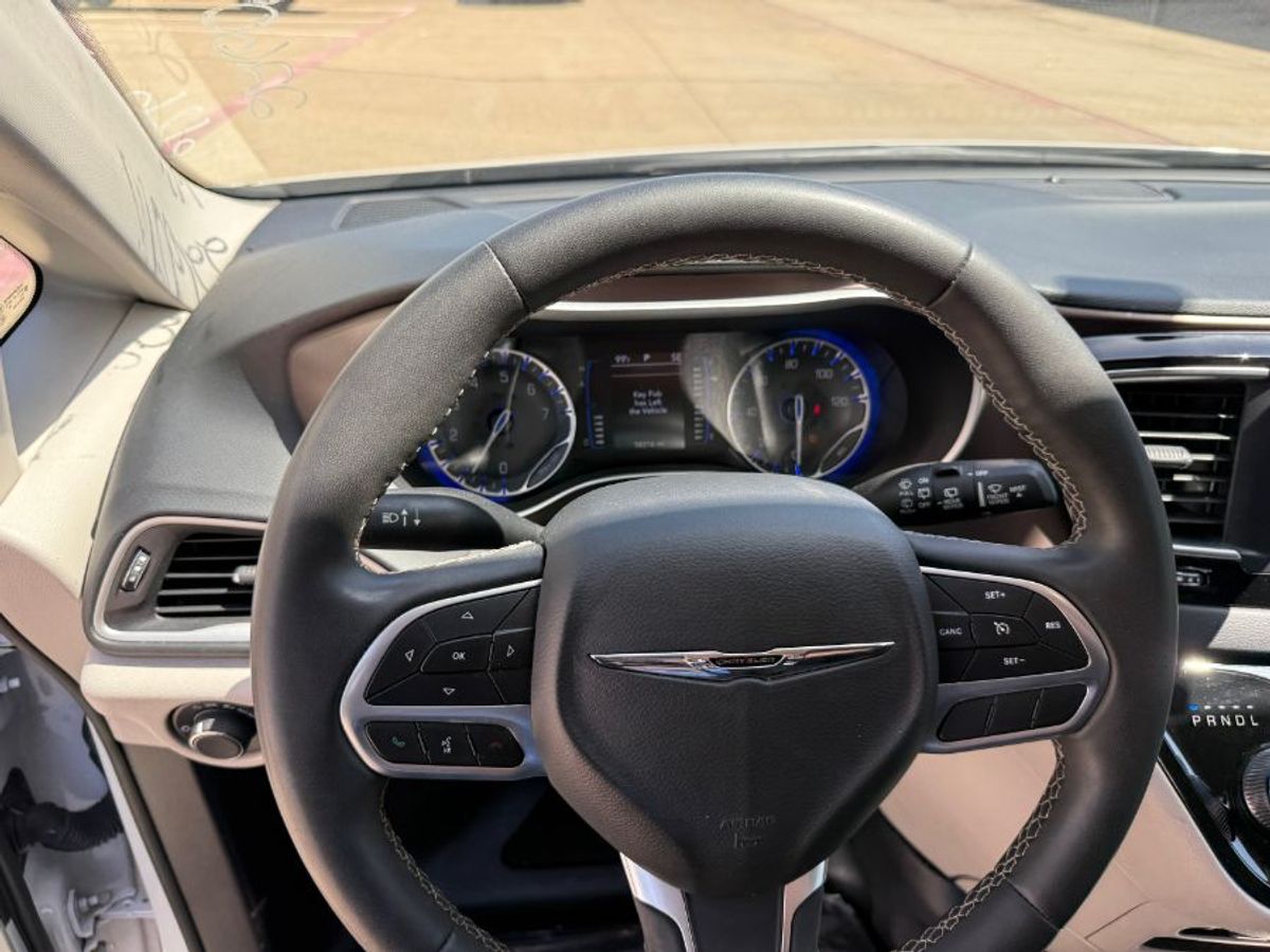 White Chrysler Voyager image number 9