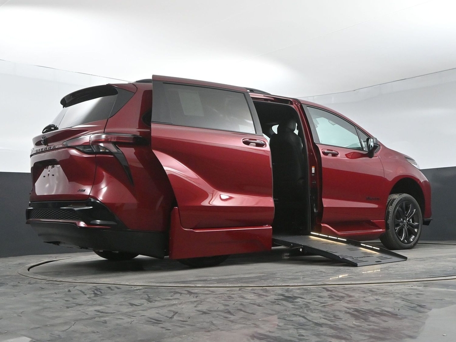 New 2025 Toyota Sienna Hybrid XSE Sport - BraunAbility Side Entry Entry Fold Out Automatic Ramp