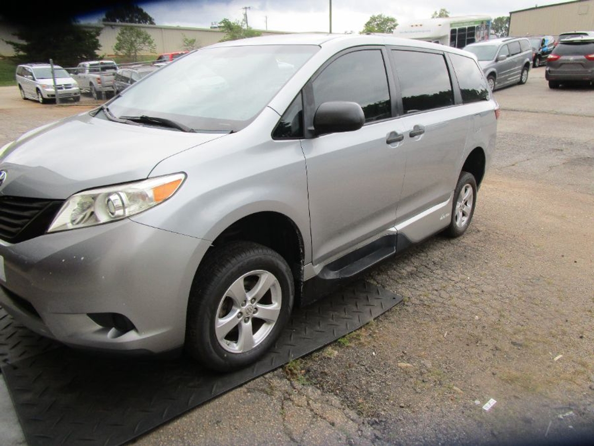 2015 TOYOTA SIENNA - Image 2