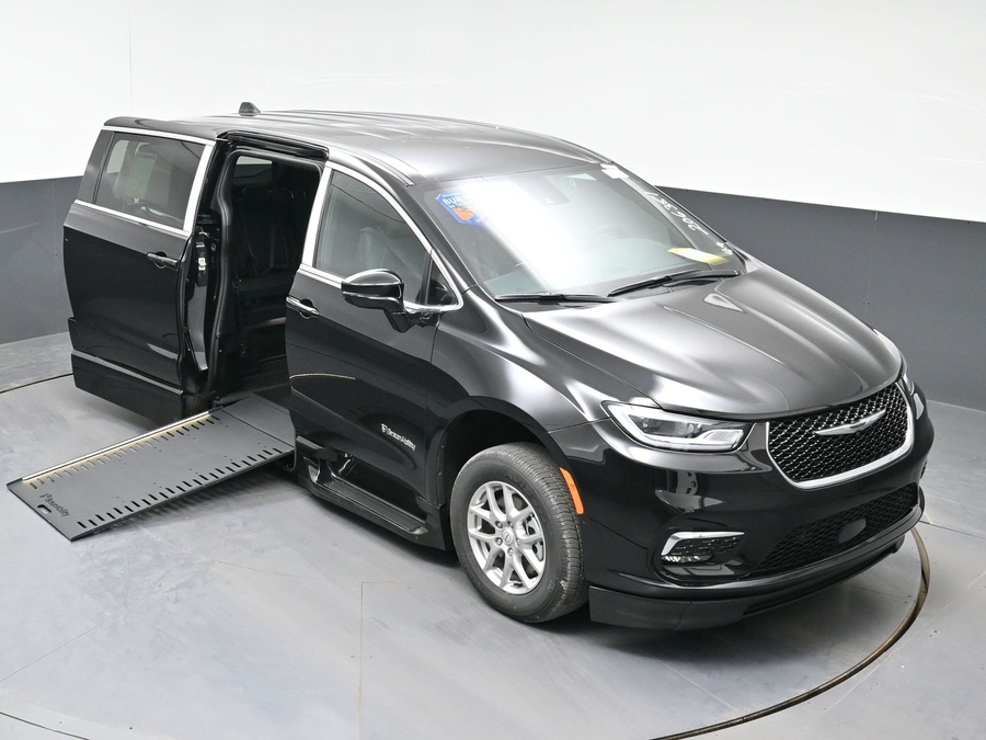 Black Chrysler Pacifica image number 19