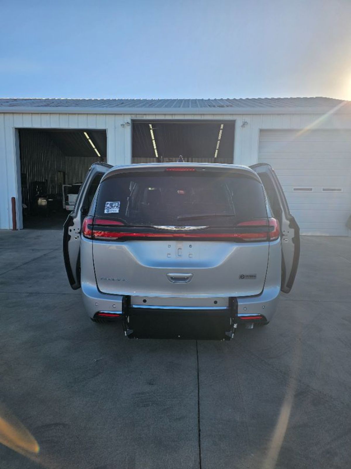 Silver Chrysler Pacifica image number 3