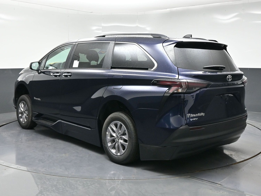 2026 Toyota Sienna XLE - Photo 13