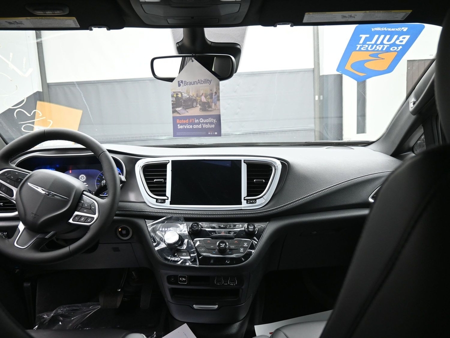 Black Chrysler Pacifica image number 12