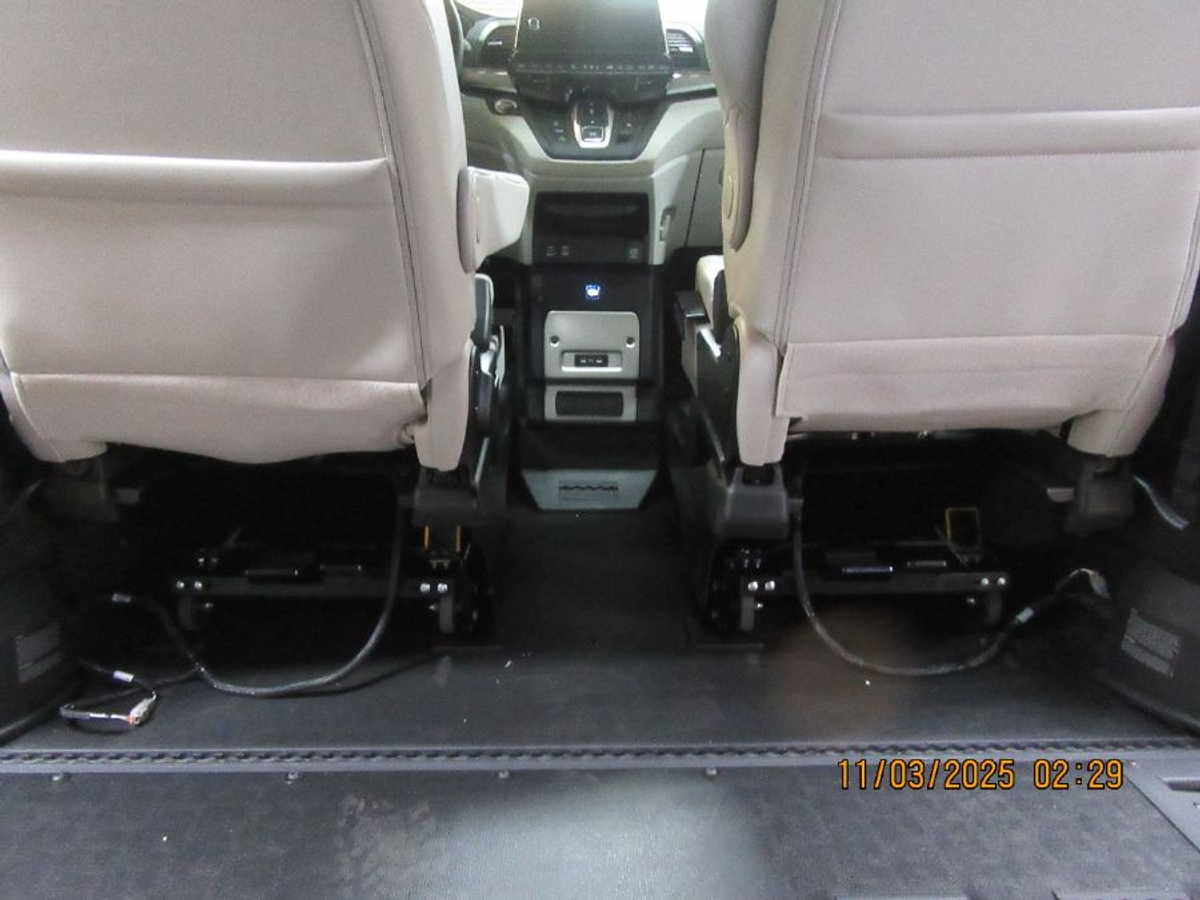 Silver Honda Odyssey image number 22