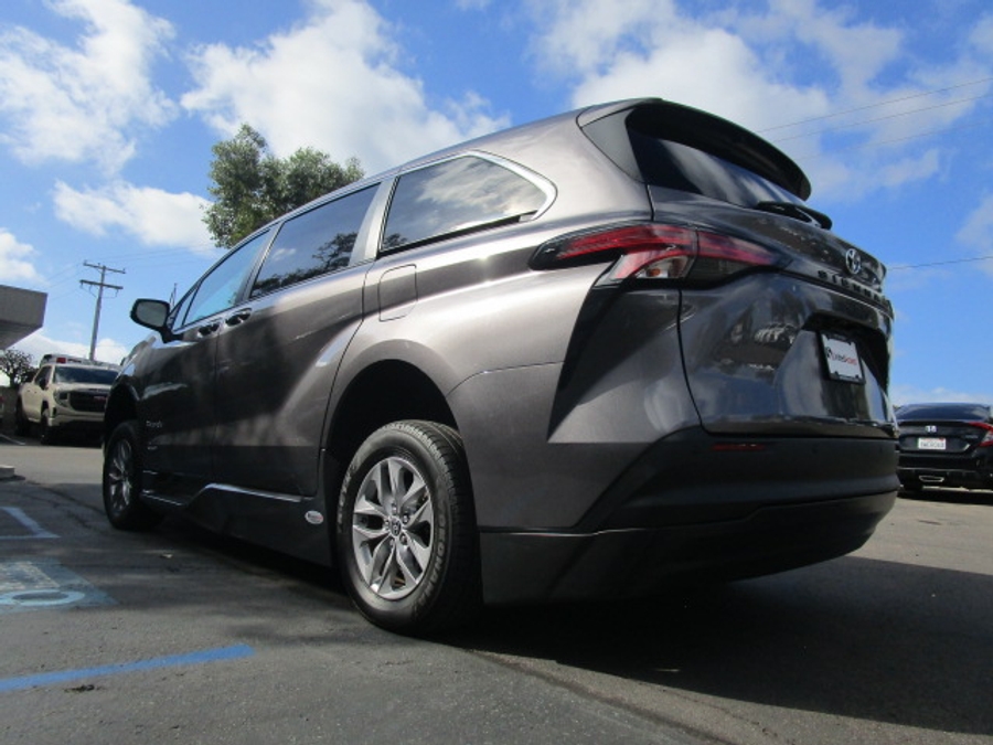 Used 2021 Toyota Sienna Hybrid XLE Base - BraunAbility Side Entry Entry Fold Out Automatic Ramp
