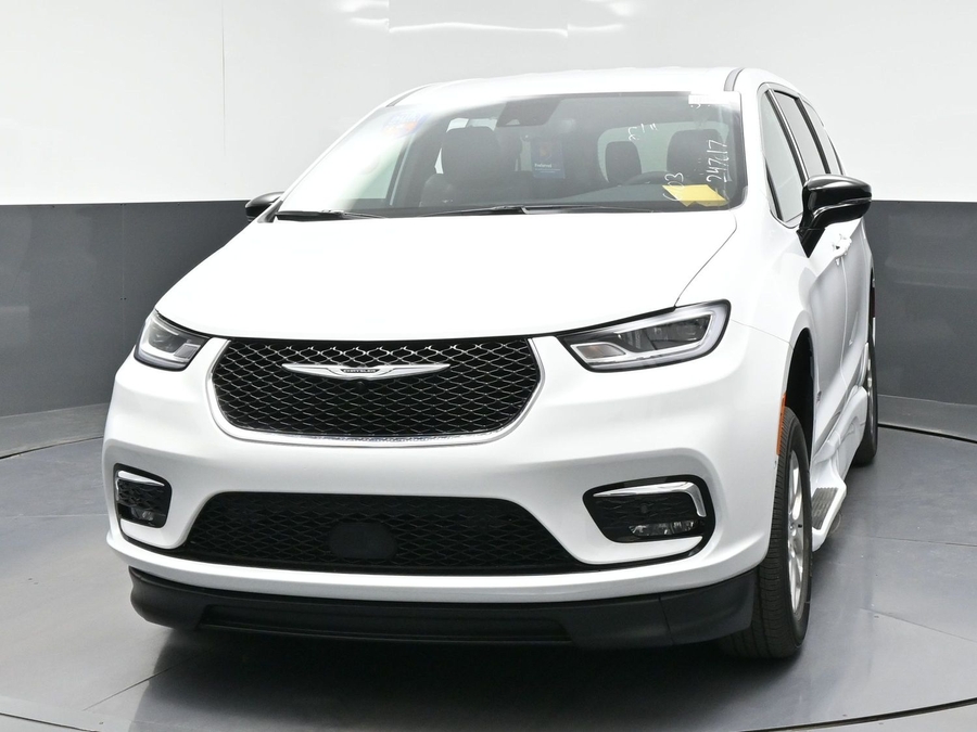 White Chrysler Pacifica image number 1
