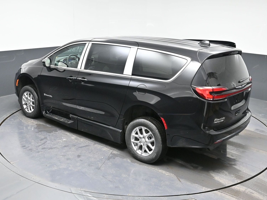 Black Chrysler Pacifica image number 24