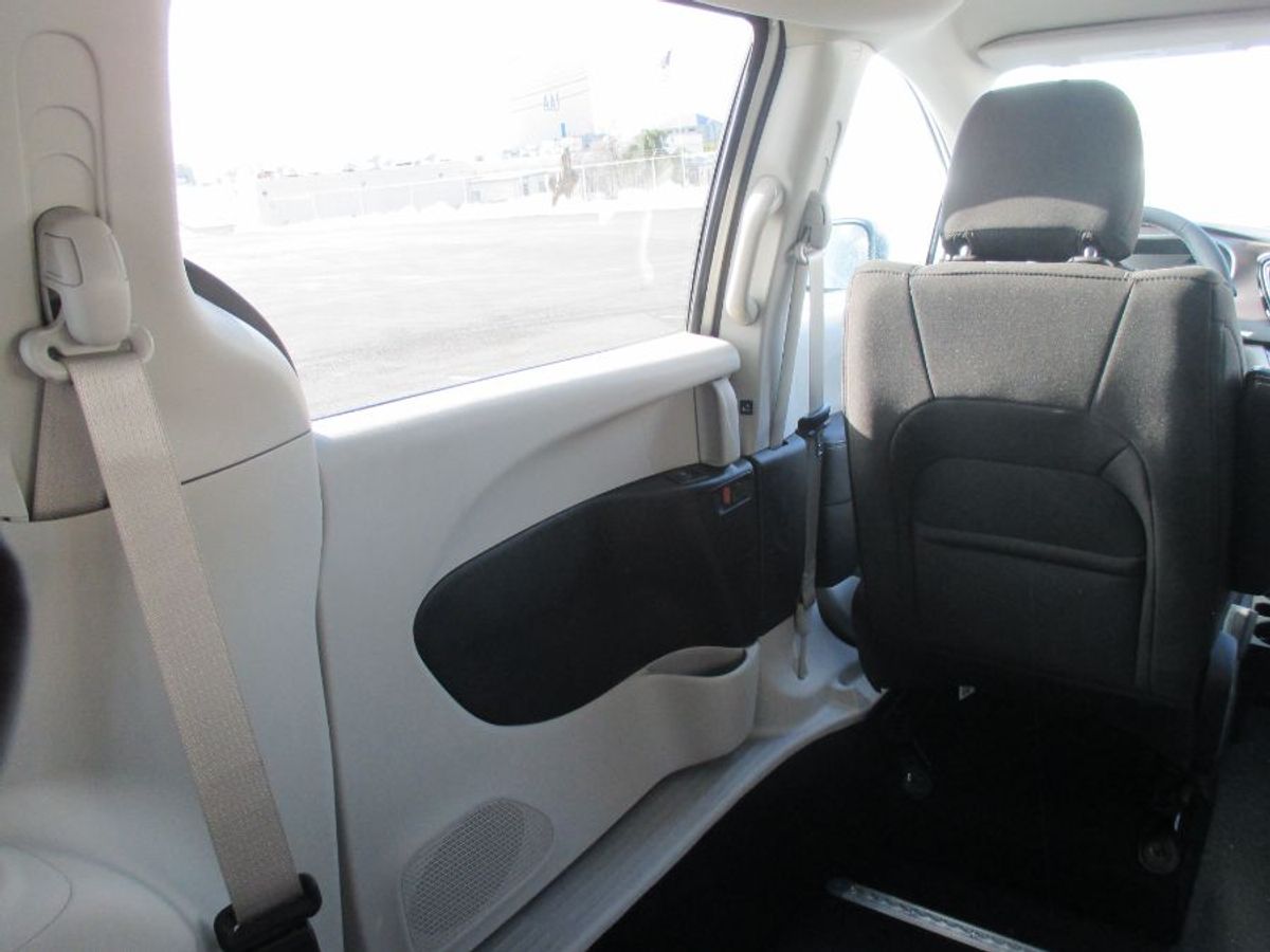 2024 CHRYSLER VOYAGER - Image 12