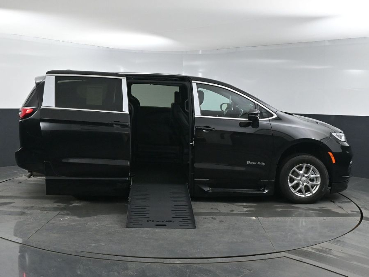 Black Chrysler Pacifica image number 7