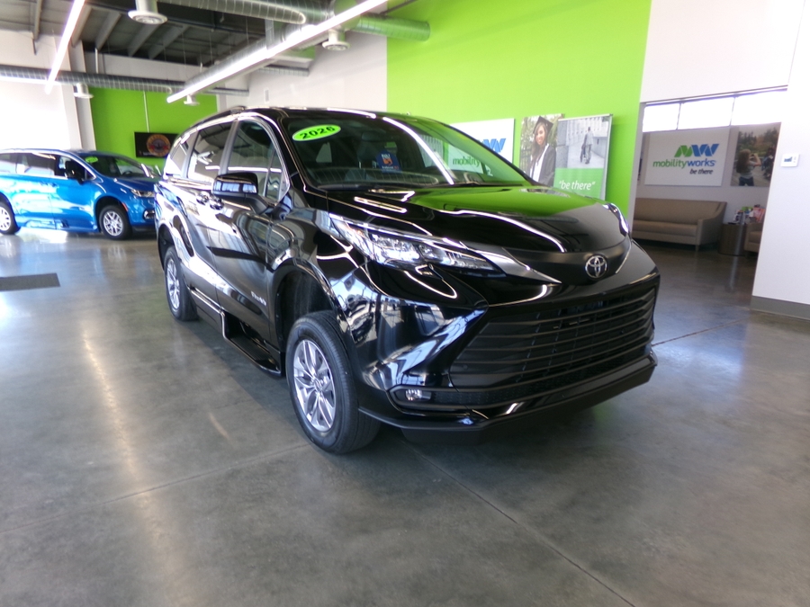 2026 Toyota Sienna XLE 7-Passenger Hybrid FWD's photo