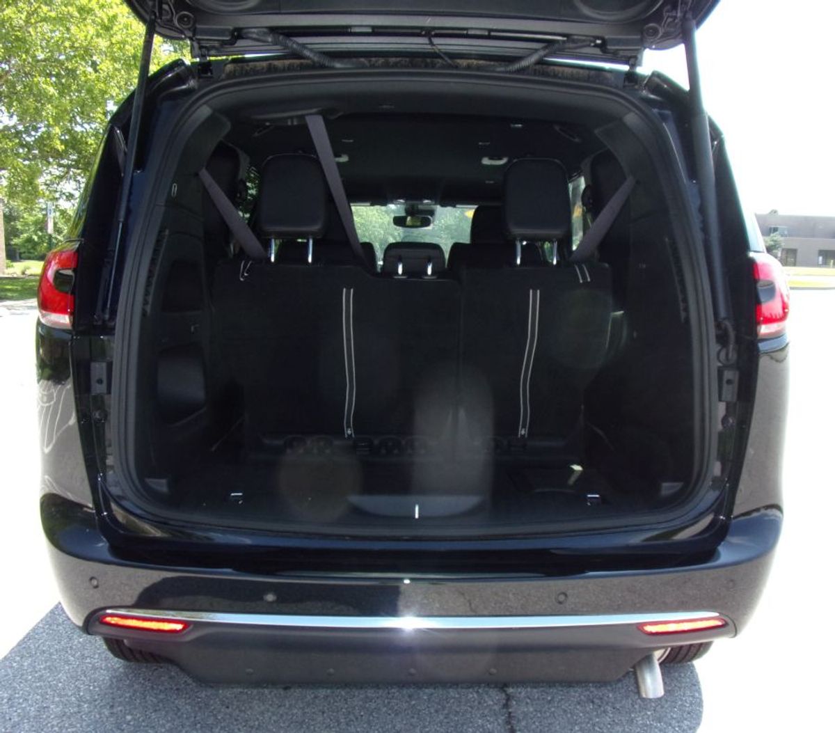 Black Toyota Sienna image number 17