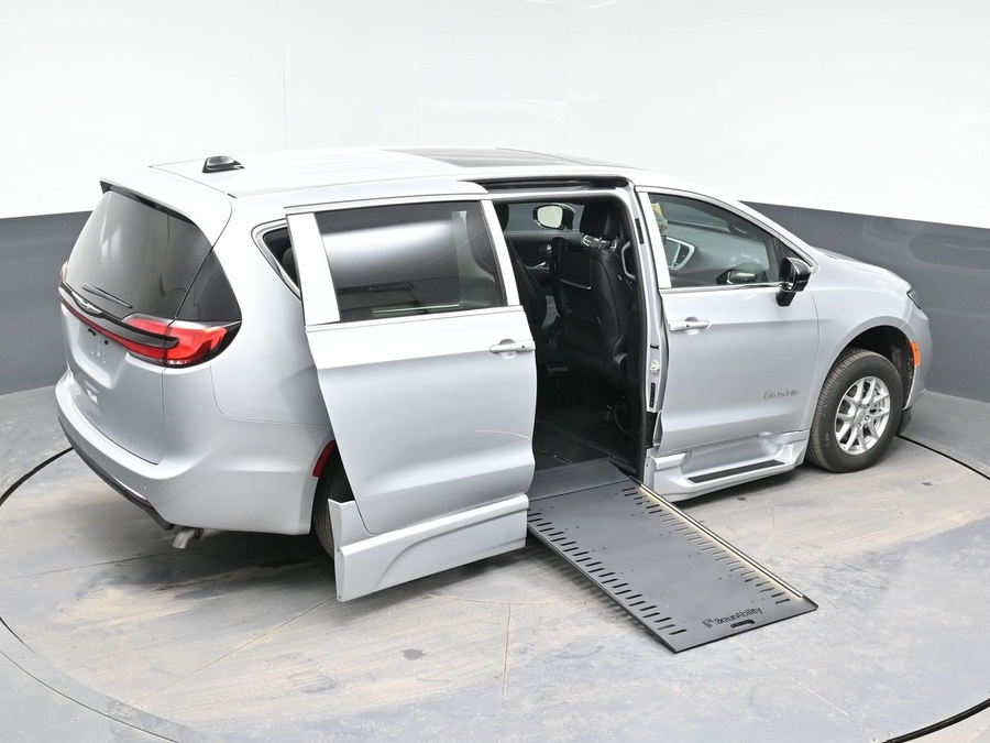 New 2026 Chrysler Pacifica Select Plus - BraunAbility Side Entry Entry In Floor Automatic Ramp