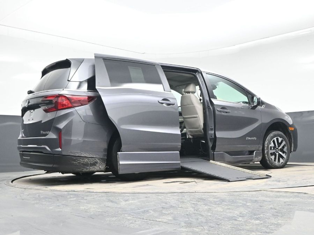 Grey Honda Odyssey image number 20