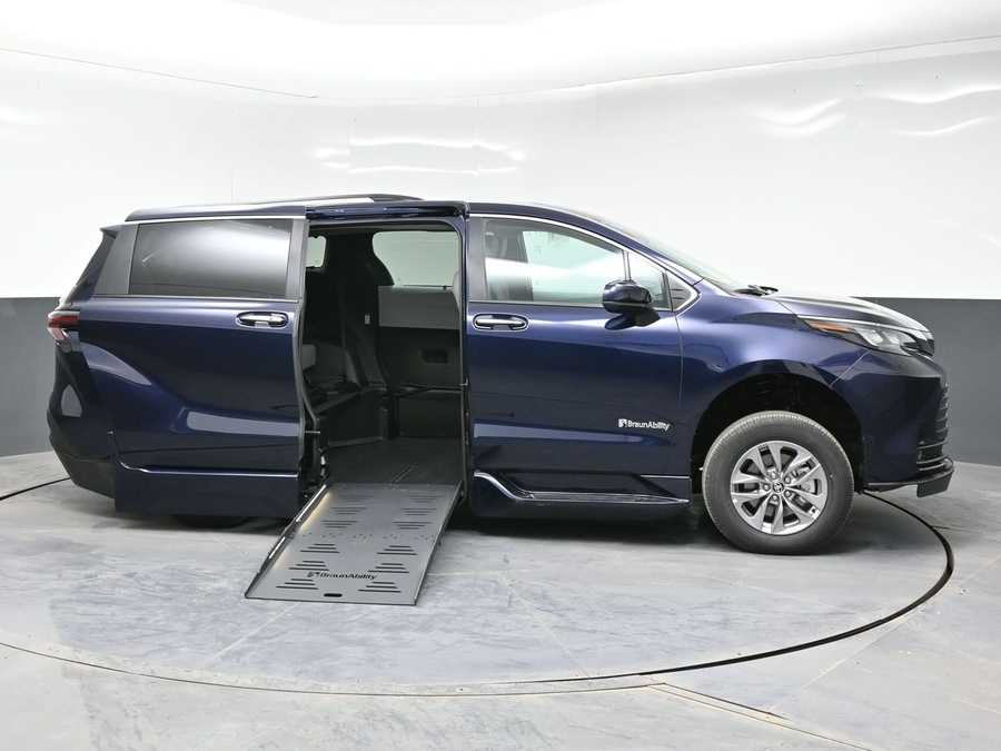 New 2026 Toyota Sienna Hybrid XLE Plus - BraunAbility Side Entry Entry Fold Out Automatic Ramp