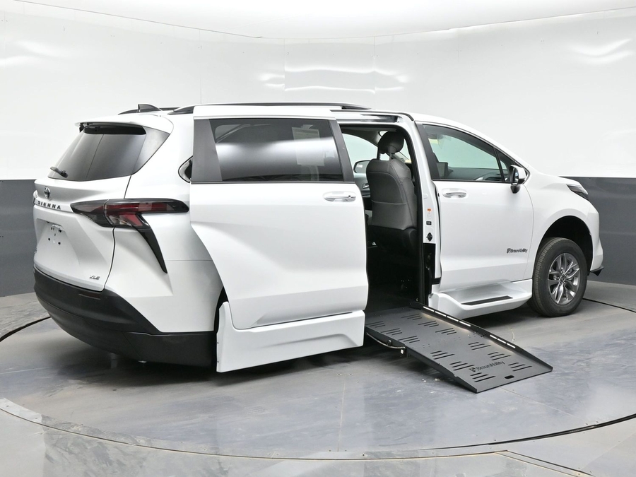 New 2026 Toyota Sienna Hybrid XLE Add - BraunAbility Side Entry Fold Out Automatic Ramp