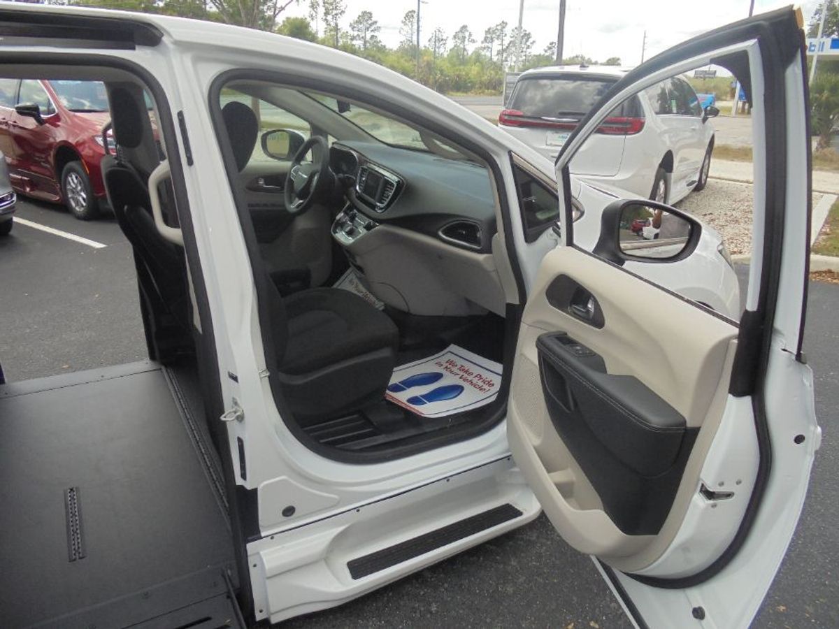 White Chrysler Voyager image number 19