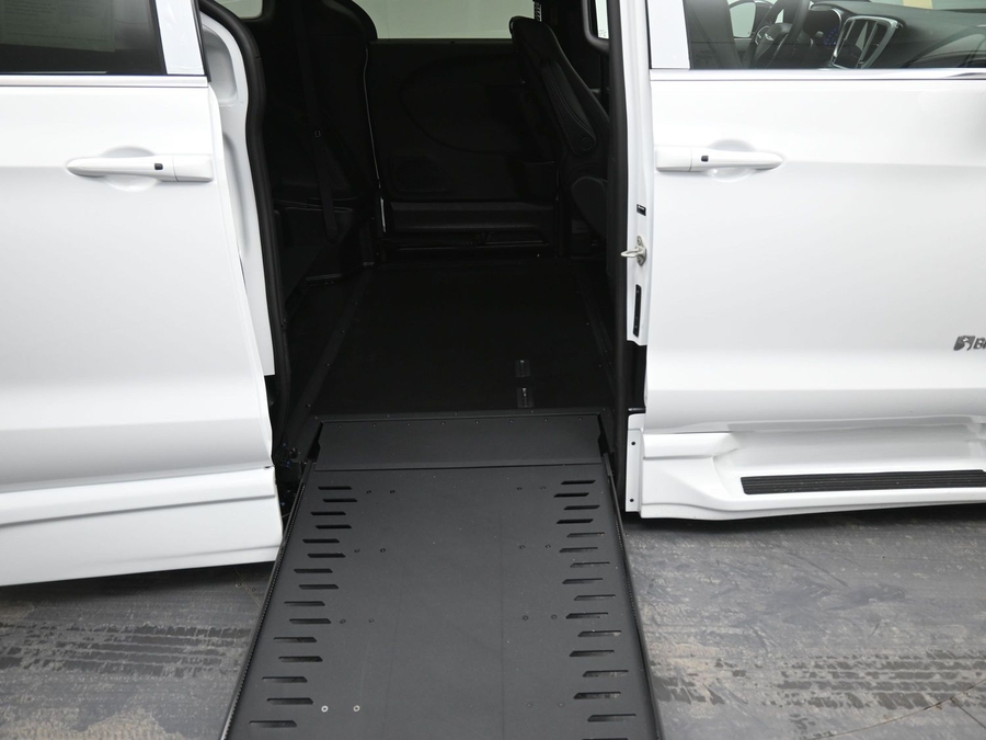 New 2025 Chrysler Pacifica Select Plus - BraunAbility Side Entry Entry In Floor Automatic Ramp
