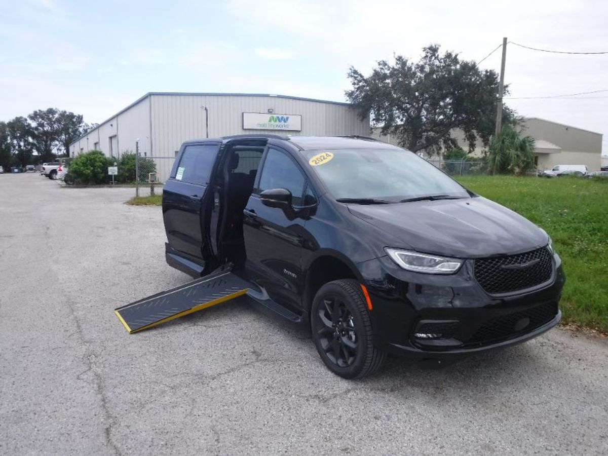 2024 Chrysler Pacifica Touring L's photo