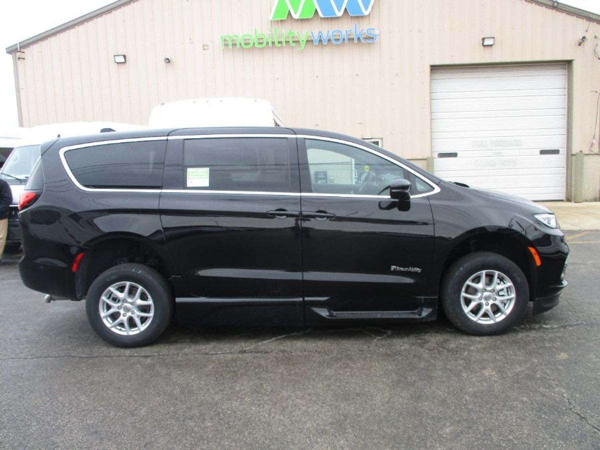 Número de imagen Chrysler Pacifica negro 6