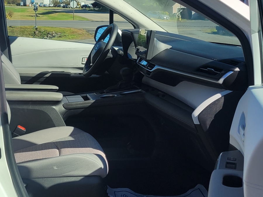 White Toyota Sienna image number 8