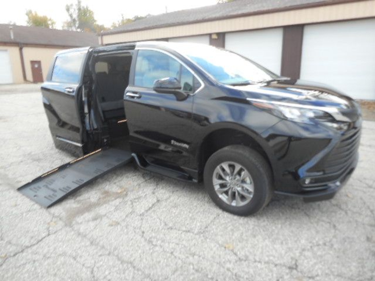 2025 TOYOTA SIENNA - Image 9