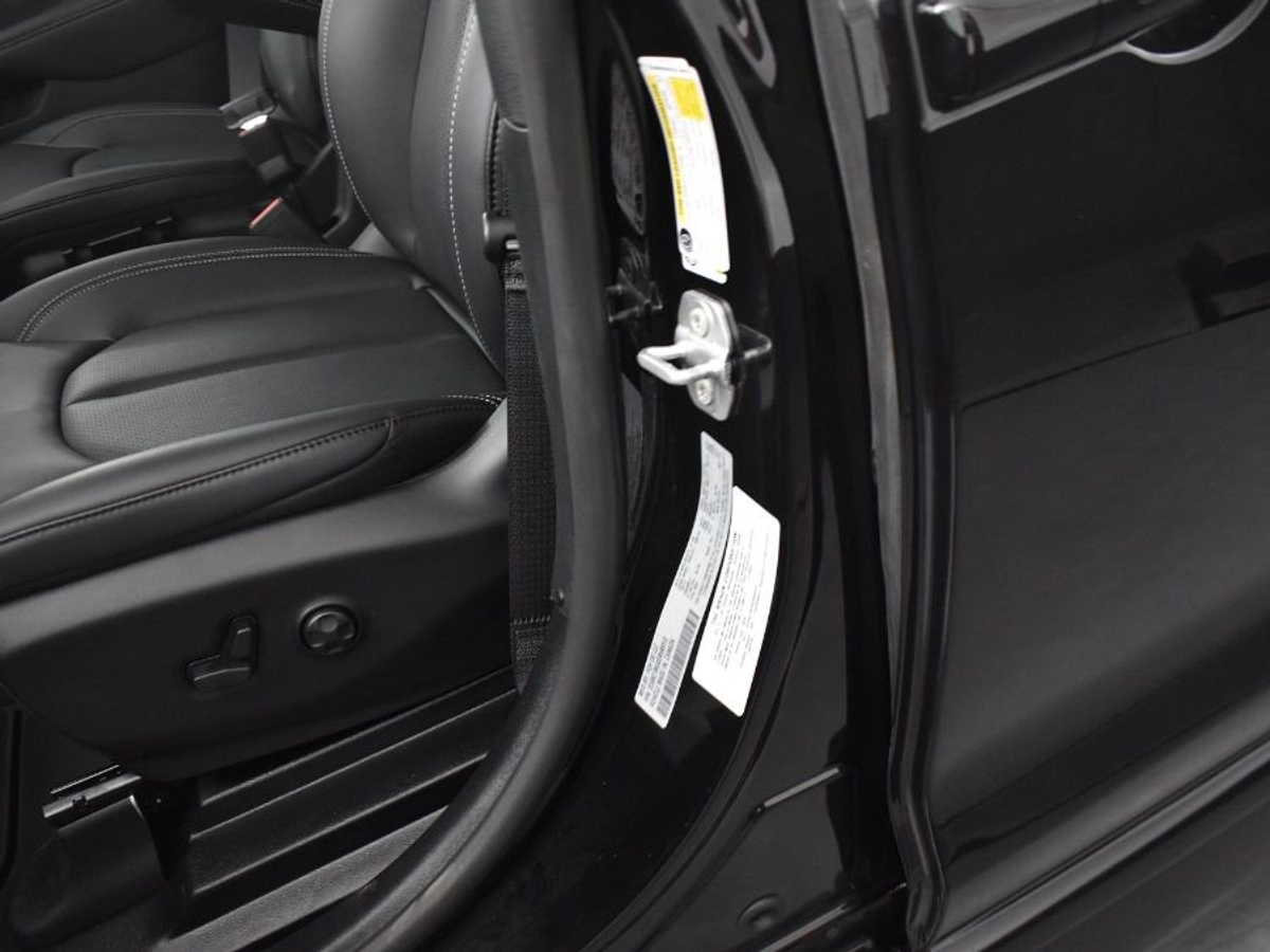 Black Chrysler Pacifica image number 16