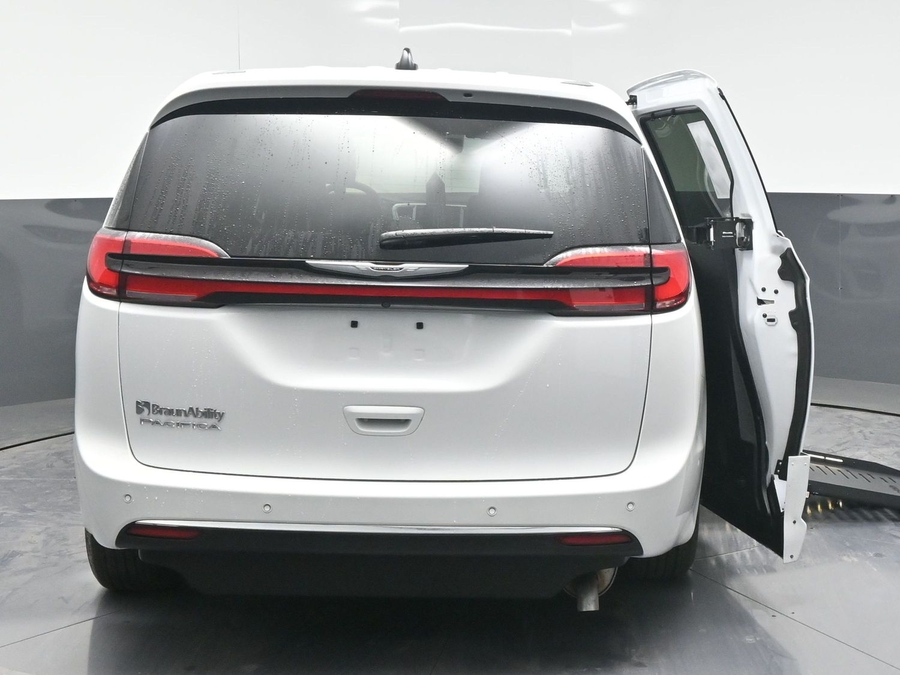 White Chrysler Pacifica image number 5
