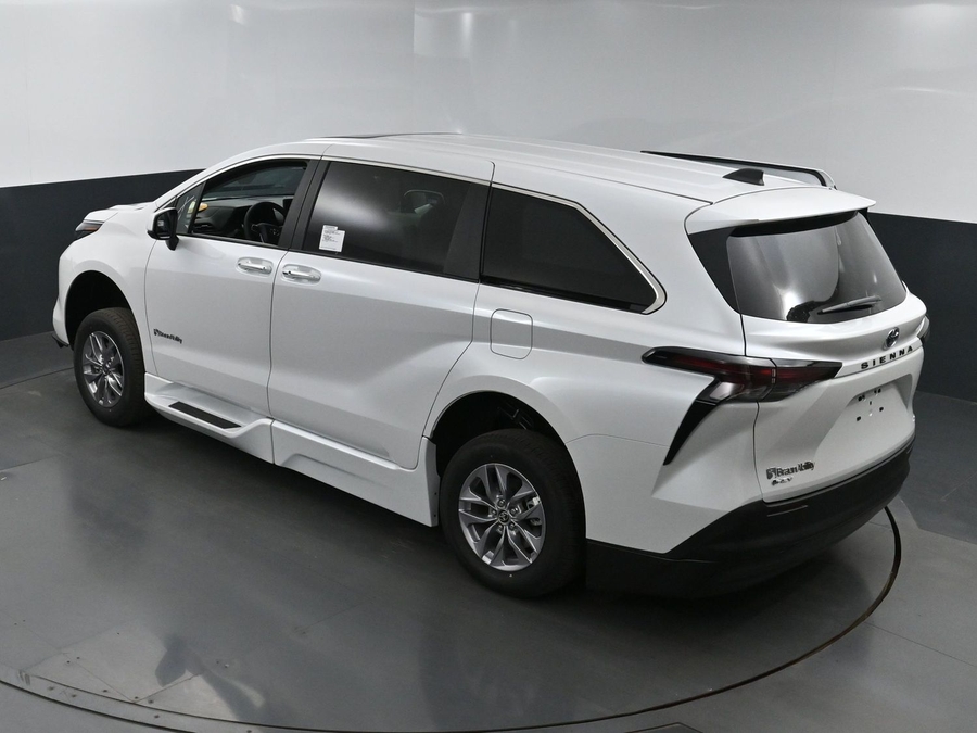 New 2025 Toyota Sienna Hybrid XLE Base - BraunAbility Side Entry Entry Fold Out Automatic Ramp