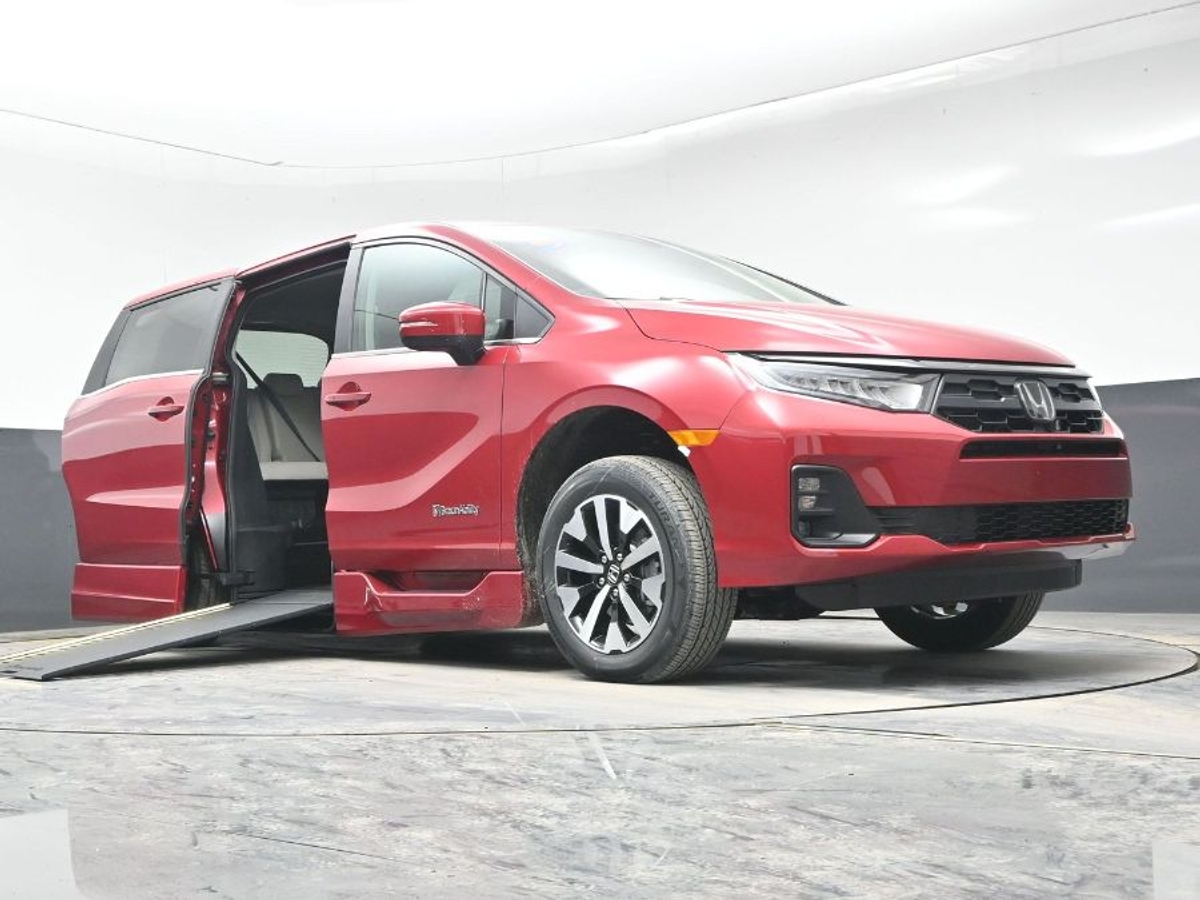Red Honda Odyssey image number 23
