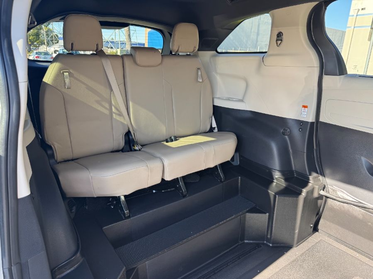 Silver Toyota Sienna image number 11