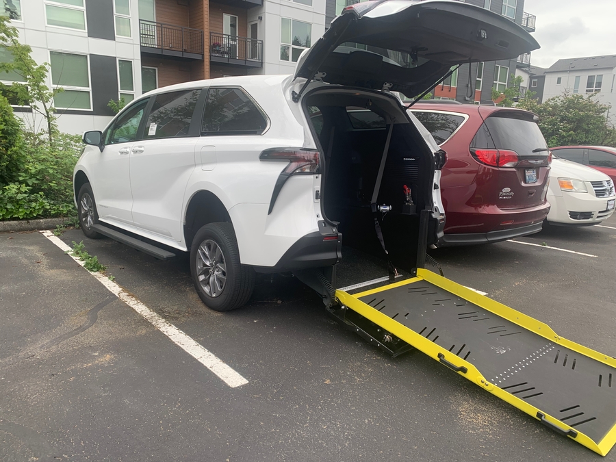 Used 2025 Toyota Sienna Hybrid LE - Vantage Mobility Rear Entry Entry Fold Out Manual Ramp