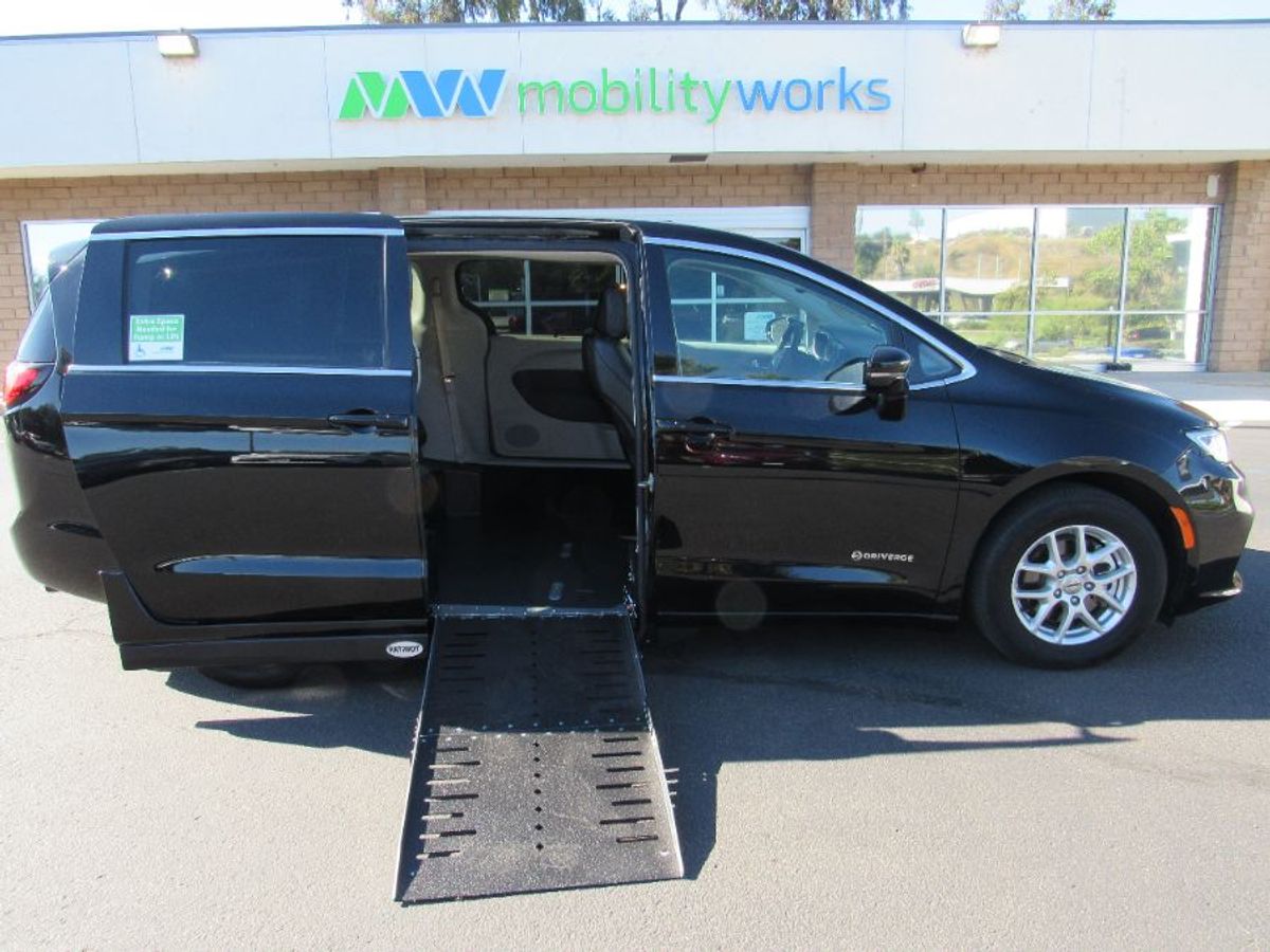 Black Chrysler Pacifica image number 7