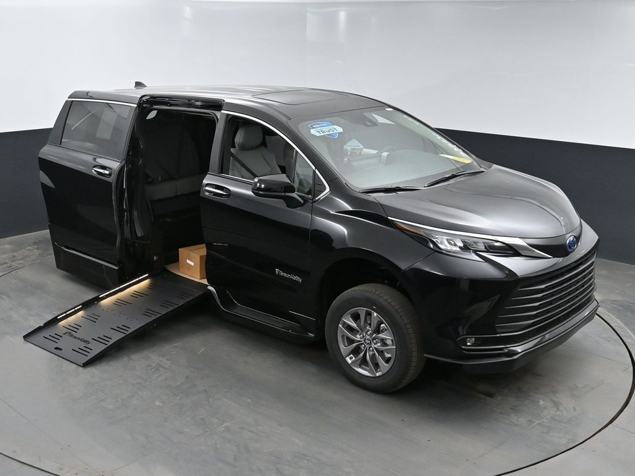 New 2025 Toyota Sienna Hybrid XLE Base - BraunAbility Side Entry Entry Fold Out Automatic Ramp