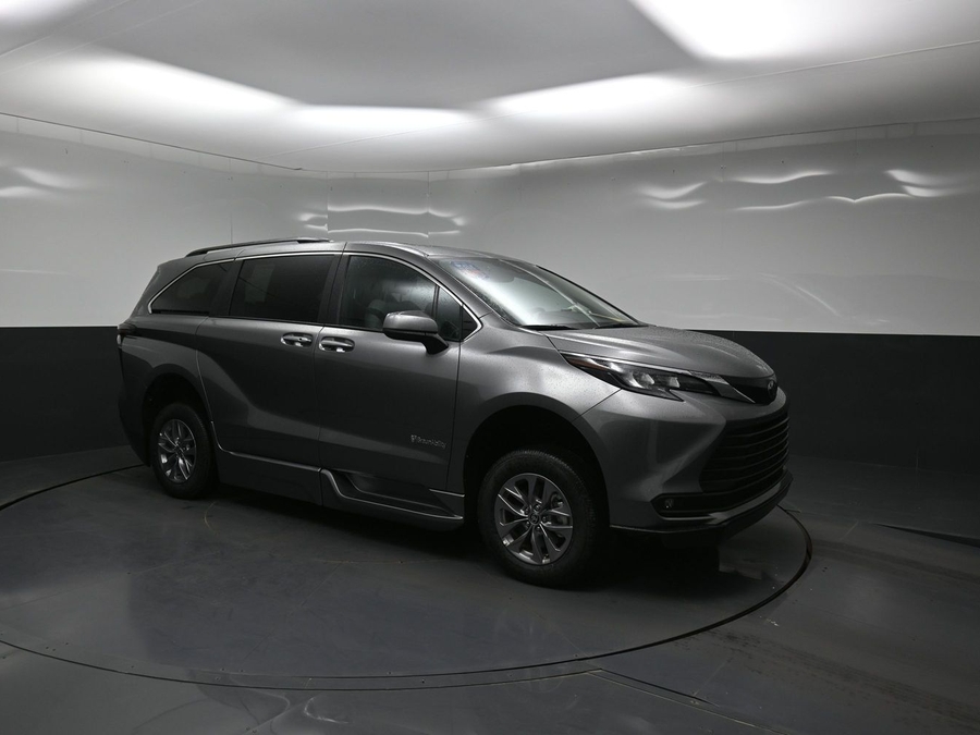 New 2026 Toyota Sienna Hybrid XLE Base - BraunAbility Side Entry Entry Fold Out Automatic Ramp