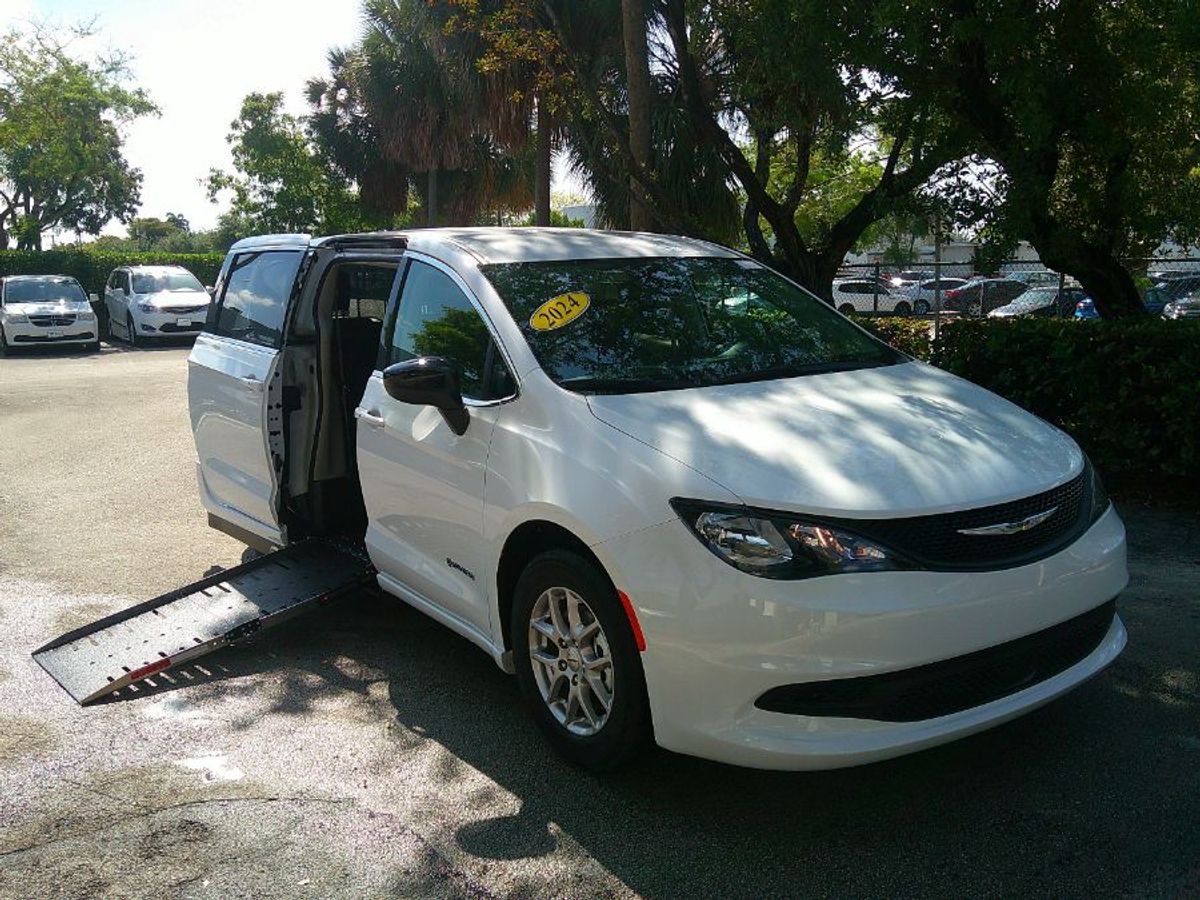 2024 CHRYSLER VOYAGER - Image 11