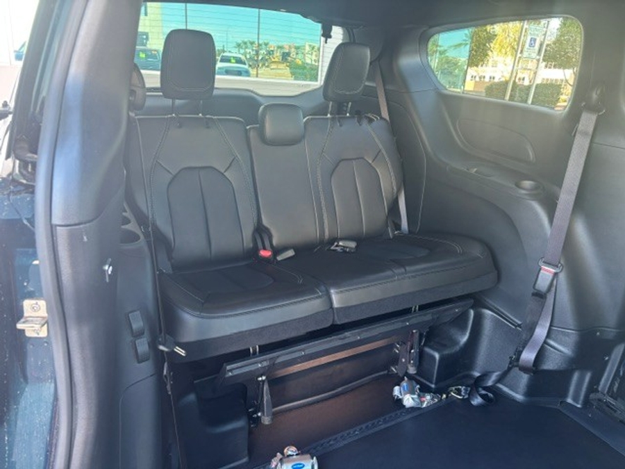 Used 2025 Chrysler Pacifica Select - BraunAbility Side Entry Fold Out Automatic Ramp
