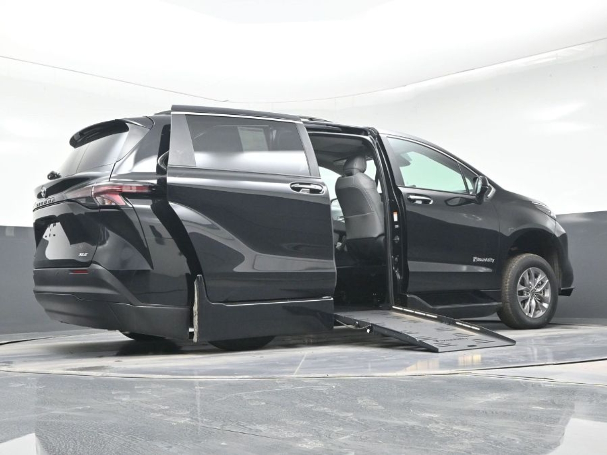 Black Toyota Sienna image number 25
