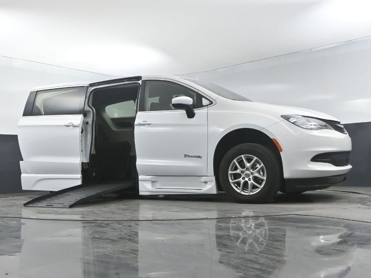 White Chrysler Voyager image number 18