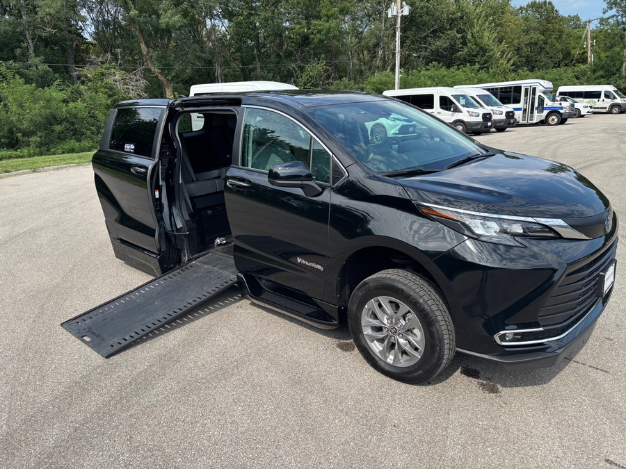 Used 2024 Toyota Sienna Hybrid XLE Plus - BraunAbility Side Entry In Floor Automatic Ramp