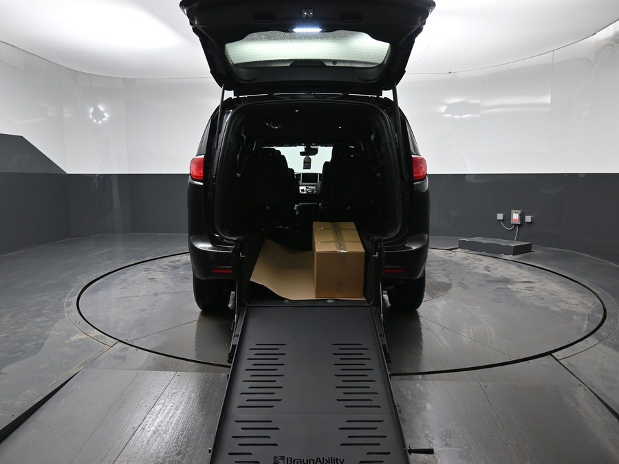 Black Chrysler Voyager image number 9