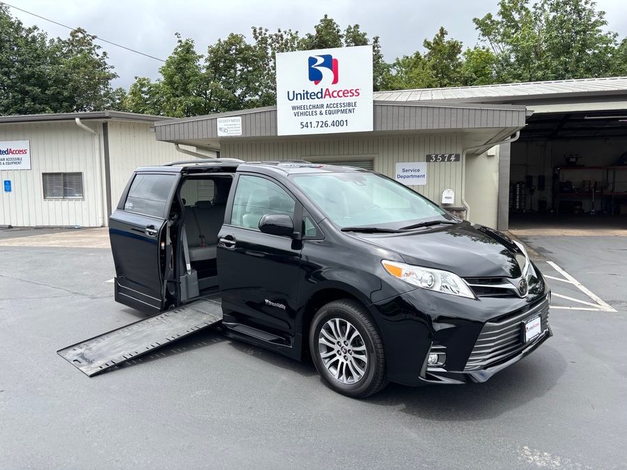 Used 2020 Toyota Sienna XLE Premium - BraunAbility Side Entry In Floor Automatic Ramp