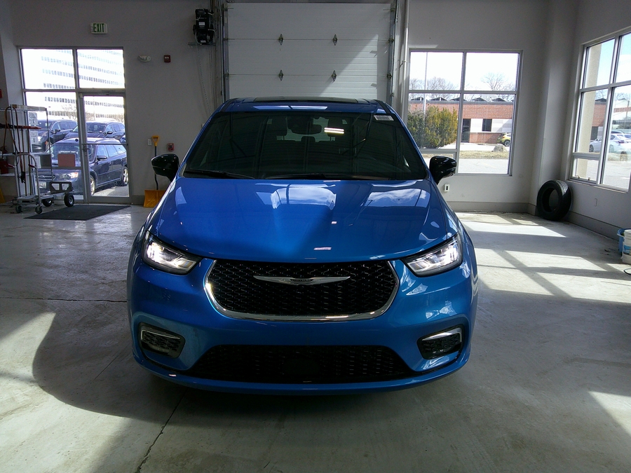 Blue Chrysler Pacifica image number 4