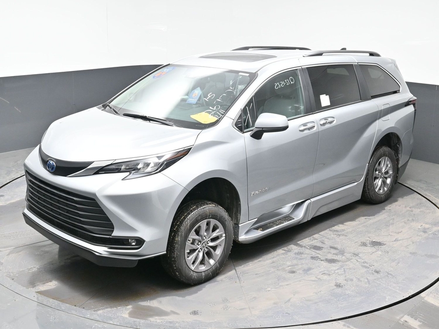 New 2025 Toyota Sienna Hybrid XLE Plus - BraunAbility Side Entry Entry Fold Out Automatic Ramp