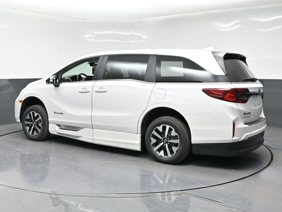 White Honda Odyssey image number 8