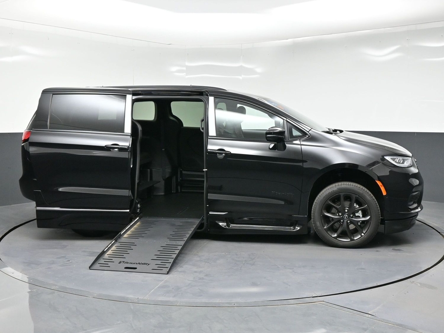 New 2026 Chrysler Pacifica Select Sport - BraunAbility Side Entry Fold Out Automatic Ramp