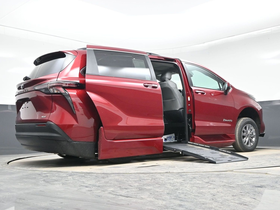 New 2026 Toyota Sienna Hybrid XLE Base - BraunAbility Side Entry Entry Fold Out Automatic Ramp