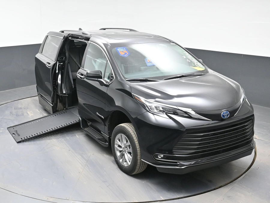 Black Toyota Sienna image number 22
