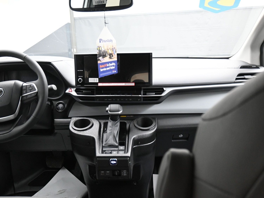 Silver Toyota Sienna image number 12