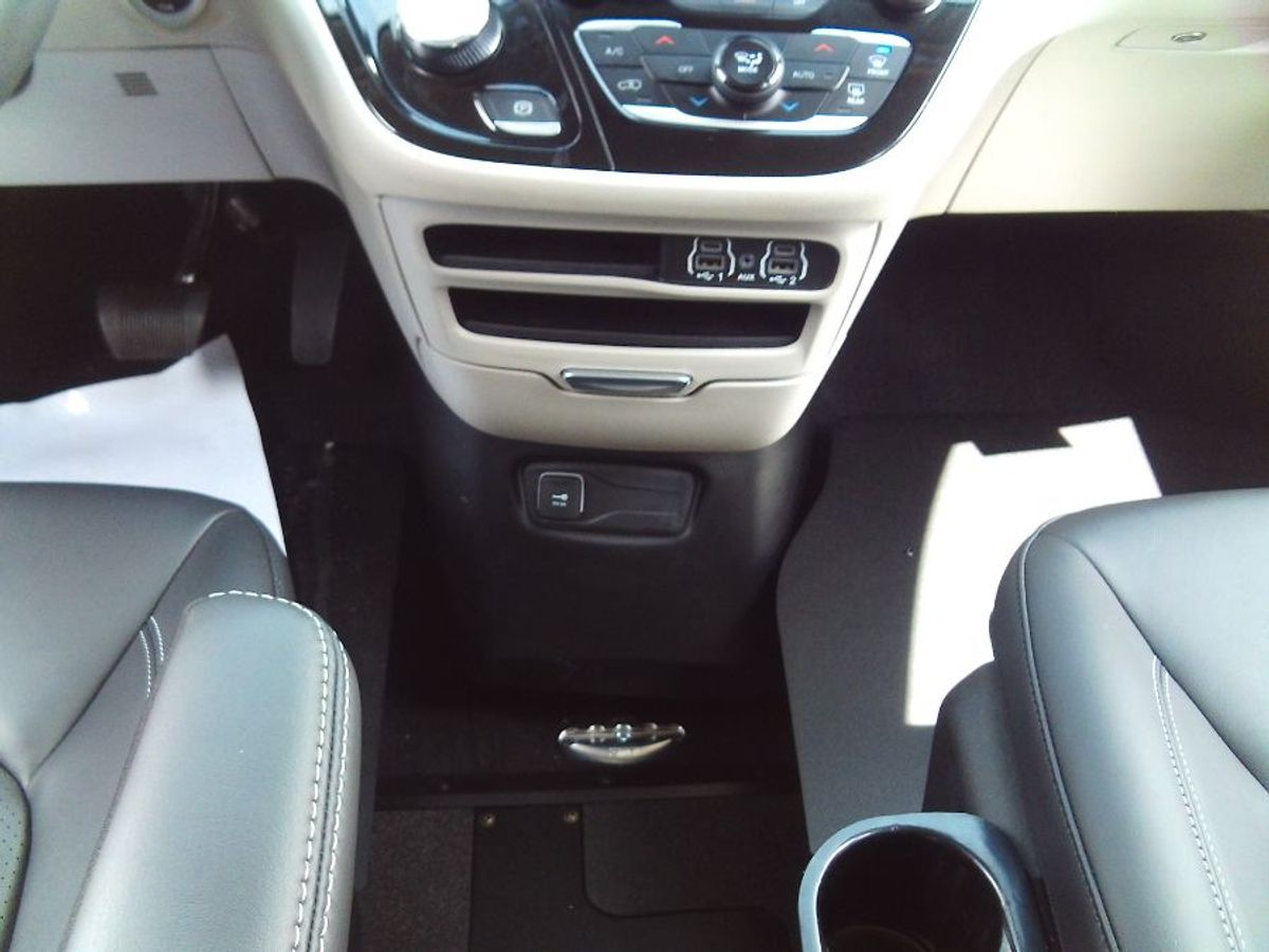 Blue Chrysler Pacifica image number 12